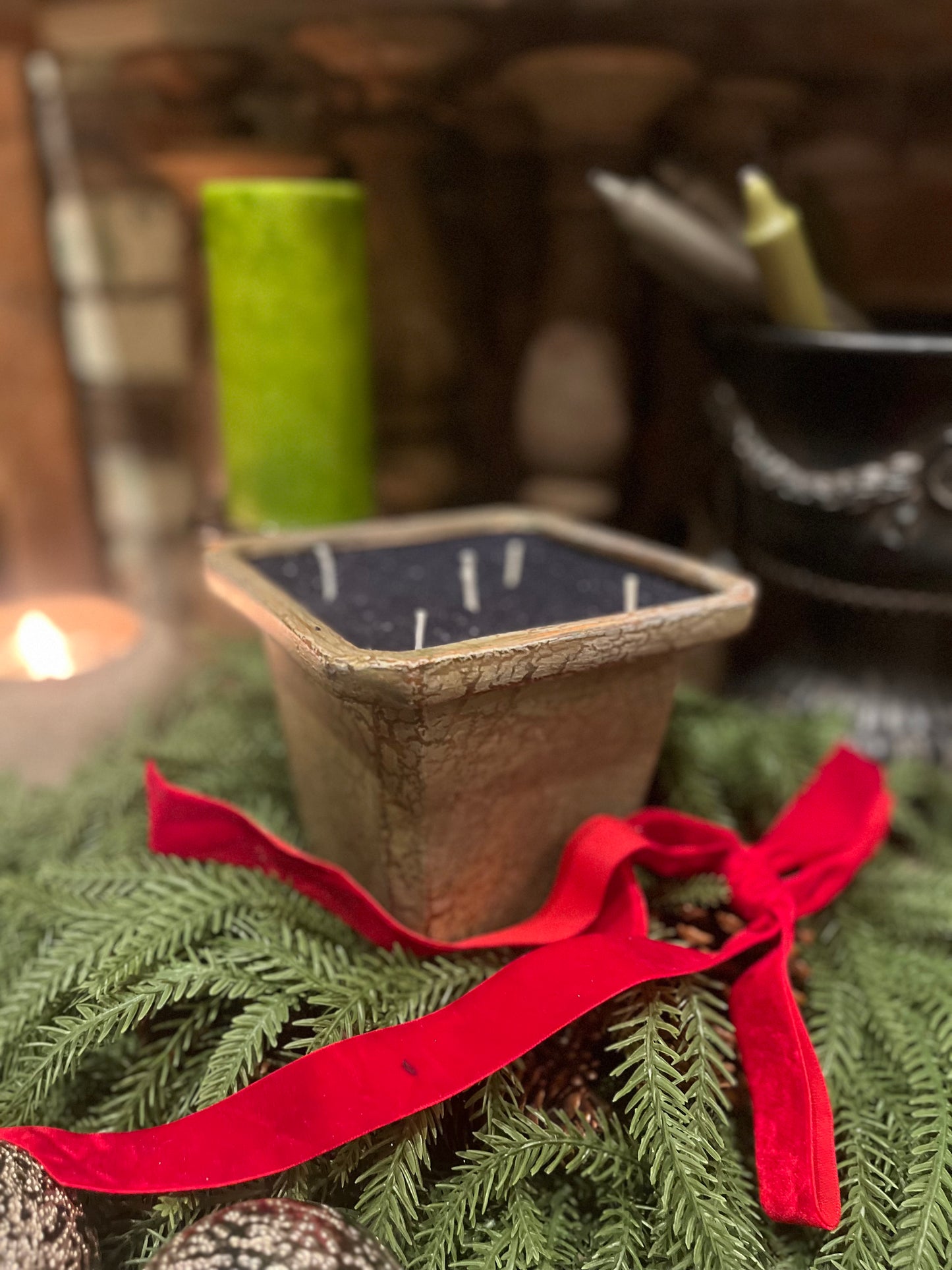 Marble-Inspired Topiary Candle with Black Pearled Sand Wax