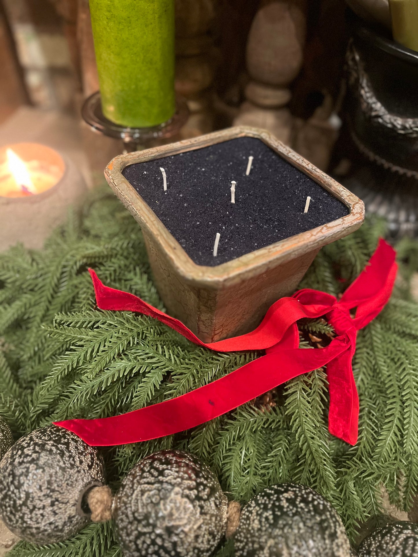 Marble-Inspired Topiary Candle with Black Pearled Sand Wax